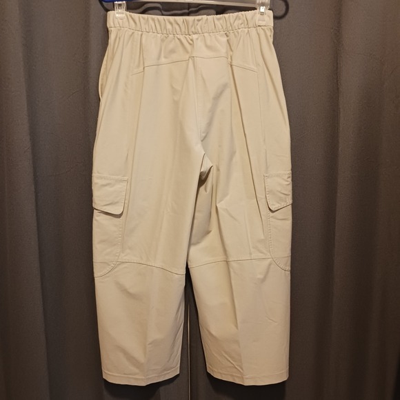 Lululemon Womens Khaki Cropped capri Cargo Pants Elastic‎ Waist Size 28 us 6/8 - Picture 3 of 5